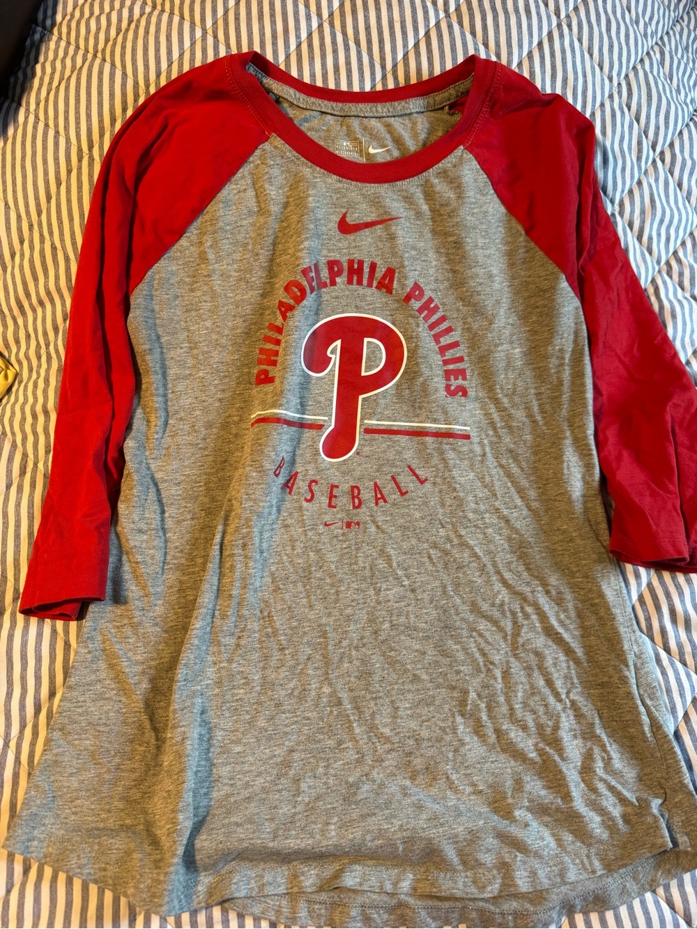Nike women’s Philadelphia Phillies Gray & Red Raglan Baseball Tee